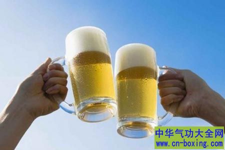 不要空腹大量喝啤酒